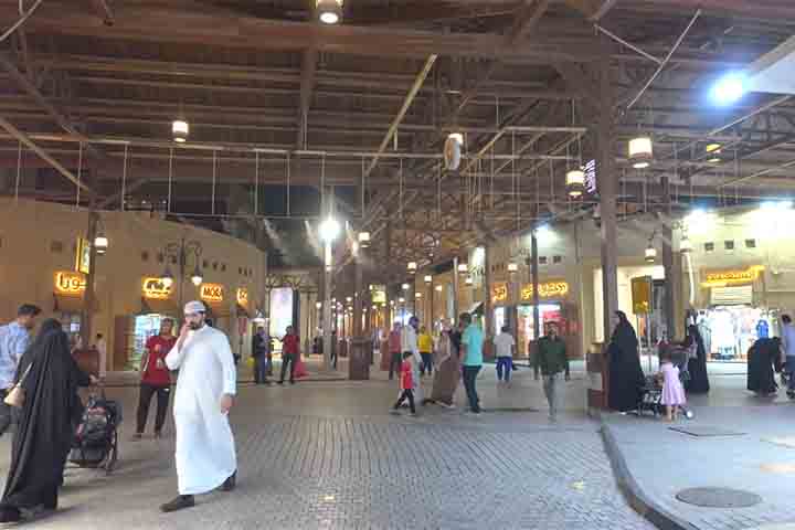 <p>Os pátios internos funcionam como refúgios térmicos, criando áreas de sombra e permitindo que o ar circule. Essa lógica arquitetônica mostra como o design urbano pode ser ferramenta de proteção contra o calor.</p>
