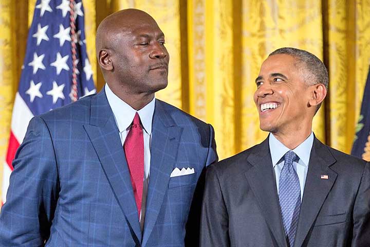 3º lugar: Michael Jordan - US$ 4,3 bilhões (R$ 21,59 bilhões) - Apontado com frequência como o maior jogador de basquete da história, Jordan ampliou sua fortuna com contratos publicitários históricos, especialmente com a Nike e a marca Air Jordan.
