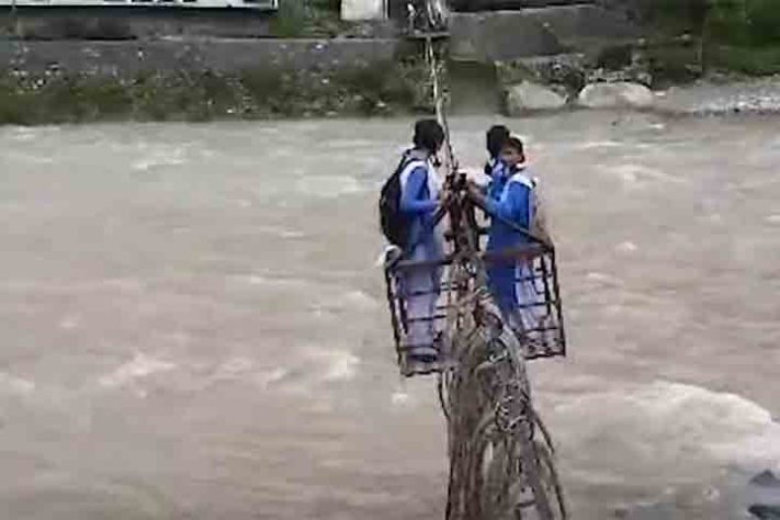 Em Uttarakhand, crianças atravessam rios caudalosos em vagonetas presas a cabos de aço - Reprodução do Youtube Canal Times Of India