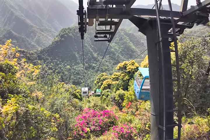 <p>Teleféricos suspensos ao longo das falésias oferecem uma experiência visual marcante para quem não tem medo de alturas.</p>
