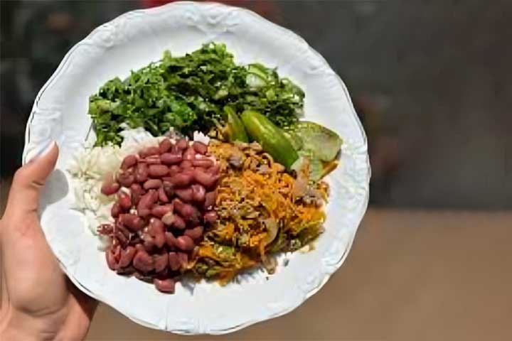 <p>Feijão, brócolis, repolho e bebidas gaseificadas são exemplos comuns.<br />
Consumo rápido de alimentos e falar enquanto mastiga também favorecem o problema.</p>
