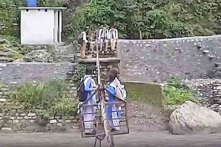 Em Uttarakhand, crianças atravessam rios caudalosos em vagonetas presas a cabos de aço - Reprodução do Youtube Canal Times Of India