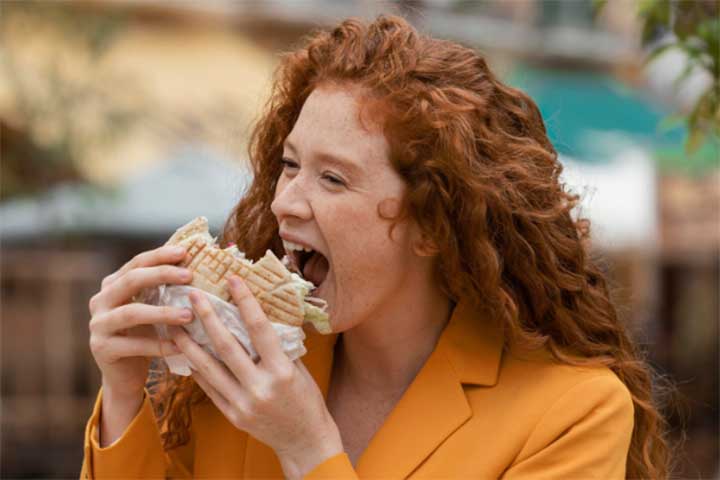 <p>Engolir ar em excesso, hábito conhecido como aerofagia, contribui para o desconforto.<br />
Mascar chiclete e beber com canudo podem intensificar esse processo.</p>
