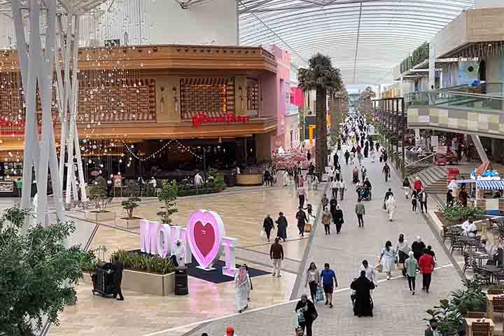 <p>Os centros comerciais funcionam como verdadeiros refúgios térmicos urbanos. Além de compras, oferecem ambientes frescos onde a população busca alívio durante os períodos mais quentes do dia.</p>
