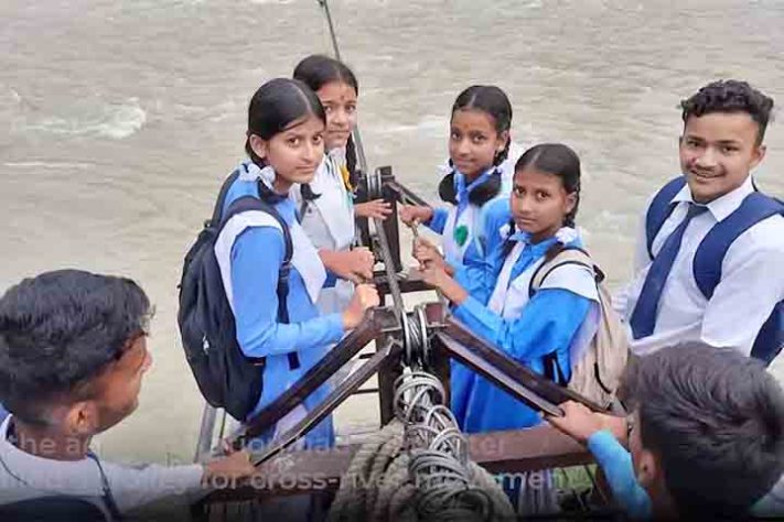 Em Uttarakhand, crianças atravessam rios caudalosos em vagonetas presas a cabos de aço - Reprodução do Youtube Canal Times Of India