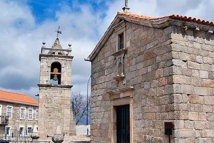 <p>O templo também abriga o Panteão dos Cabrais, local de sepultamento de membros da família, facilmente reconhecido pelo brasão com figuras de cabras.</p>
