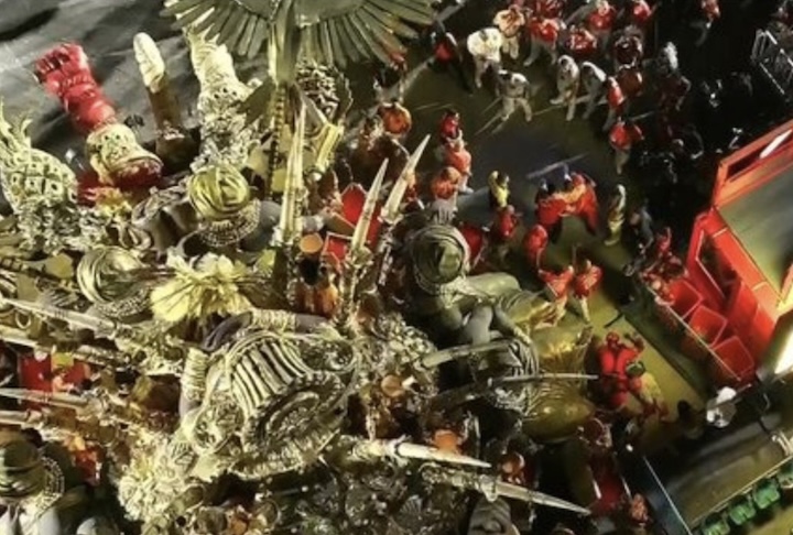 Integrante da União de Maricá fica ferido em acidente na Sapucaí no Carnaval 2026 – Reprodução/TV Band