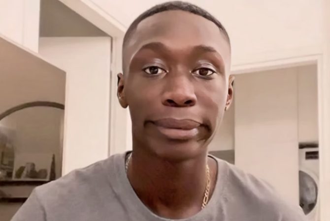 Khaby Lame, maior TikToker do mundo, autoriza a criação do seu ‘clone digital’ e gera polêmica