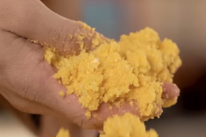 Modo de preparo do cuscuz nordestino – Reprodução/Mohamad Hindi