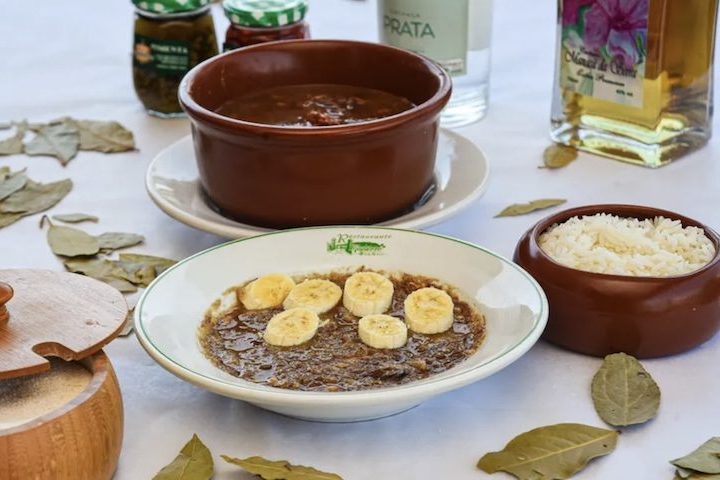 <p>Servido com farinha de mandioca, banana e cachaça artesanal, o prato segue um ritual próprio que faz parte da vivência local.</p>
