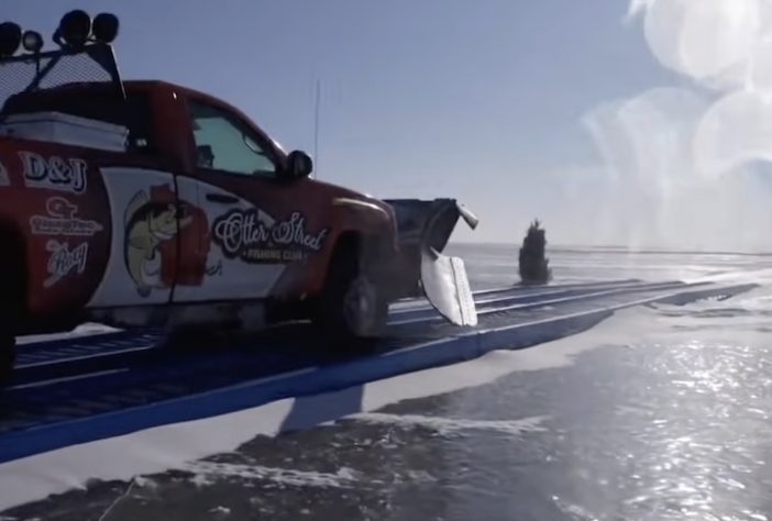 Voluntários criam 'estrada de gelo' sobre o Lago Winnebago, em Wisconsin – Reprodução/NBC 26