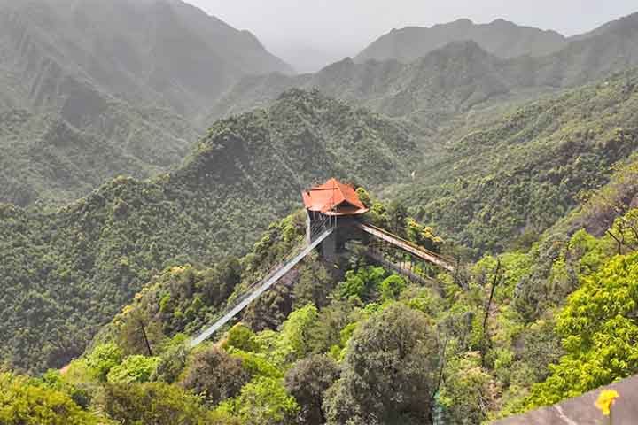<p>Ao unir transporte ferroviário turístico, mirantes acessíveis, atrações de altura e espaços religiosos e culturais, o destino se consolida como mais uma “joia secreta” da China.</p>
