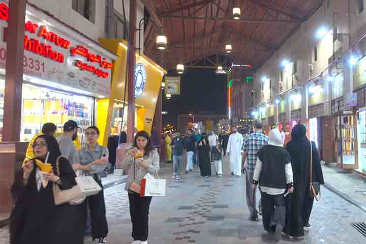 <p>O clima extremo altera os horários da vida urbana. Trabalhos ao ar livre acontecem de madrugada, o comércio fecha nas horas mais quentes e a circulação aumenta somente após o pôr do sol, quando a temperatura se torna suportável.</p>
