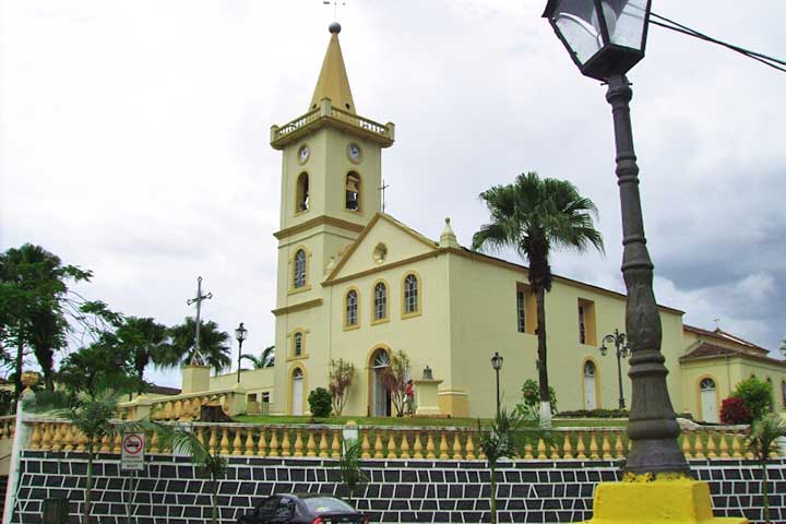 Outro importante ponto turístico é a Igreja Nossa Senhora do Porto Menino Deus, construída no século XVIII e considerada um dos símbolos históricos e religiosos de Morretes. Localizada em uma área elevada da cidade, a igreja preserva sua importância para a fé e a identidade cultural da população.