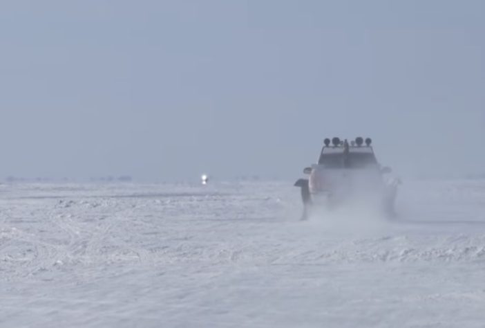 Voluntários criam 'estrada de gelo' sobre o Lago Winnebago, em Wisconsin – Reprodução/NBC 26