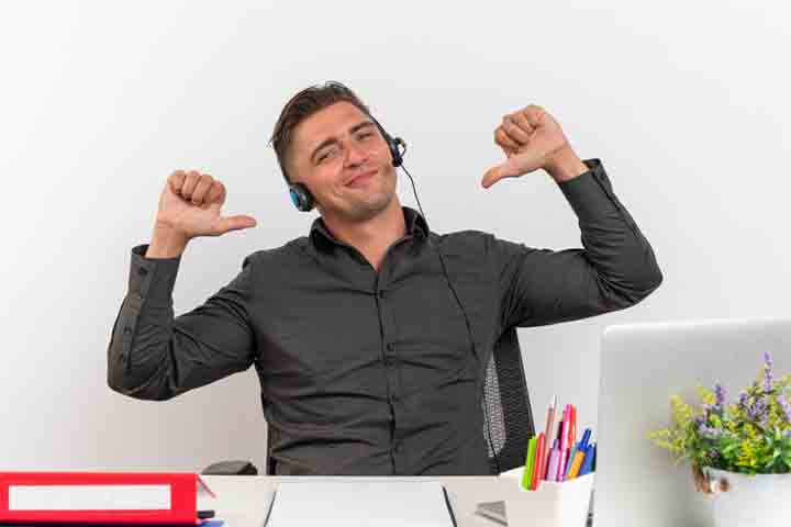 <p>4) Elogios usados para encobrir falhas reais ou neutralizar críticas revelam manipulação. Quando servem para mascarar erros, o caráter se mostra frágil e oportunista. A virtude, ao contrário, valoriza a transparência: reconhece limites e encara críticas com honestidade, consolidando a integridade.</p>
<p>&nbsp;</p>
<p>&nbsp;</p>
