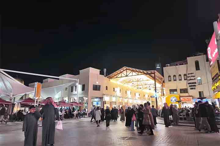 <p>Com o calor sufocante, o dia deixa de ser o momento mais ativo da cidade. A noite ganha protagonismo, transformando-se em período de maior movimento e interação social.</p>
