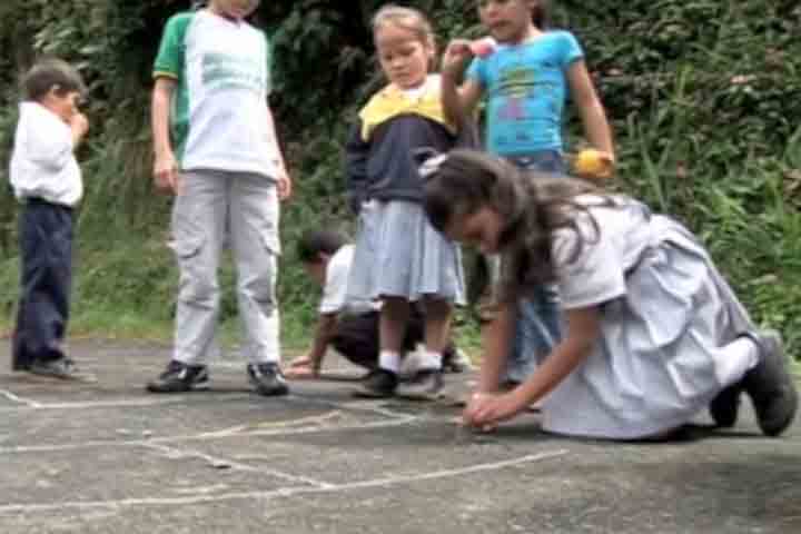 <p>Situações semelhantes ocorrem em países como Colômbia, Vietnã e Nepal, revelando um padrão global de infraestrutura precária em áreas isoladas.</p>
