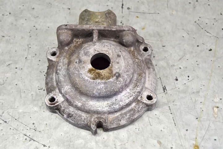 <p>O alumínio, por exemplo, cria uma camada esbranquiçada de óxido de alumínio. Essa camada também protege o metal contra corrosão mais profunda.</p>
