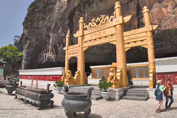 <p>Entre os pontos de destaque está o Portão Nantian, associado à mitologia chinesa e descrito como passagem para o mundo dos imortais.</p>
