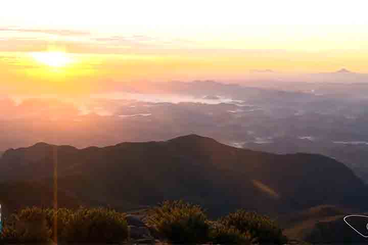 <p>Geograficamente, Dores do Rio Preto é a 4ª cidade menos populosa do estado e tem uma área urbana mínima, o que preserva sua atmosfera rural.</p>
