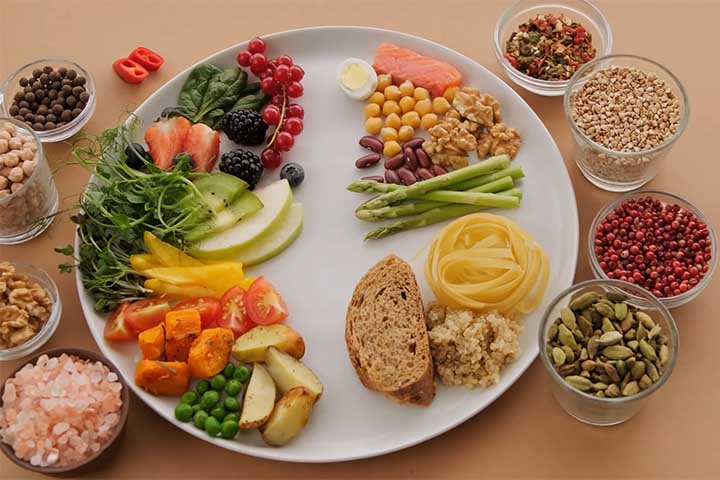 <p>Alimentos ricos em fibras solúveis ajudam a equilibrar a flora intestinal. Aveia, frutas e legumes contribuem para uma digestão mais eficiente.</p>
