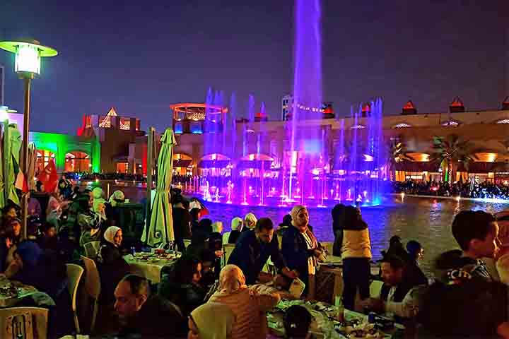 <p>A cultura local se molda ao calor, criando hábitos e tradições que refletem a necessidade de viver em harmonia com o clima. Tal adaptação mostra como a sociedade encontra soluções criativas para sobreviver.</p>
