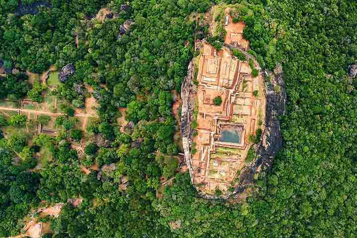 <p>Cidade abandonada de Sigiriya, Sri Lanka: Situado no topo de uma formação rochosa conhecida como “Pedra do Leão”, a 200 metros de altura, um antigo palácio permanece deserto, sem qualquer vestígio de vegetação.</p>
