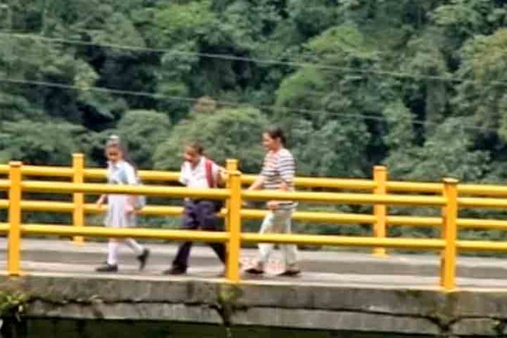 Em Uttarakhand, crianças atravessam rios caudalosos em vagonetas presas a cabos de aço - Reprodução do Youtube Canal WISE Channel