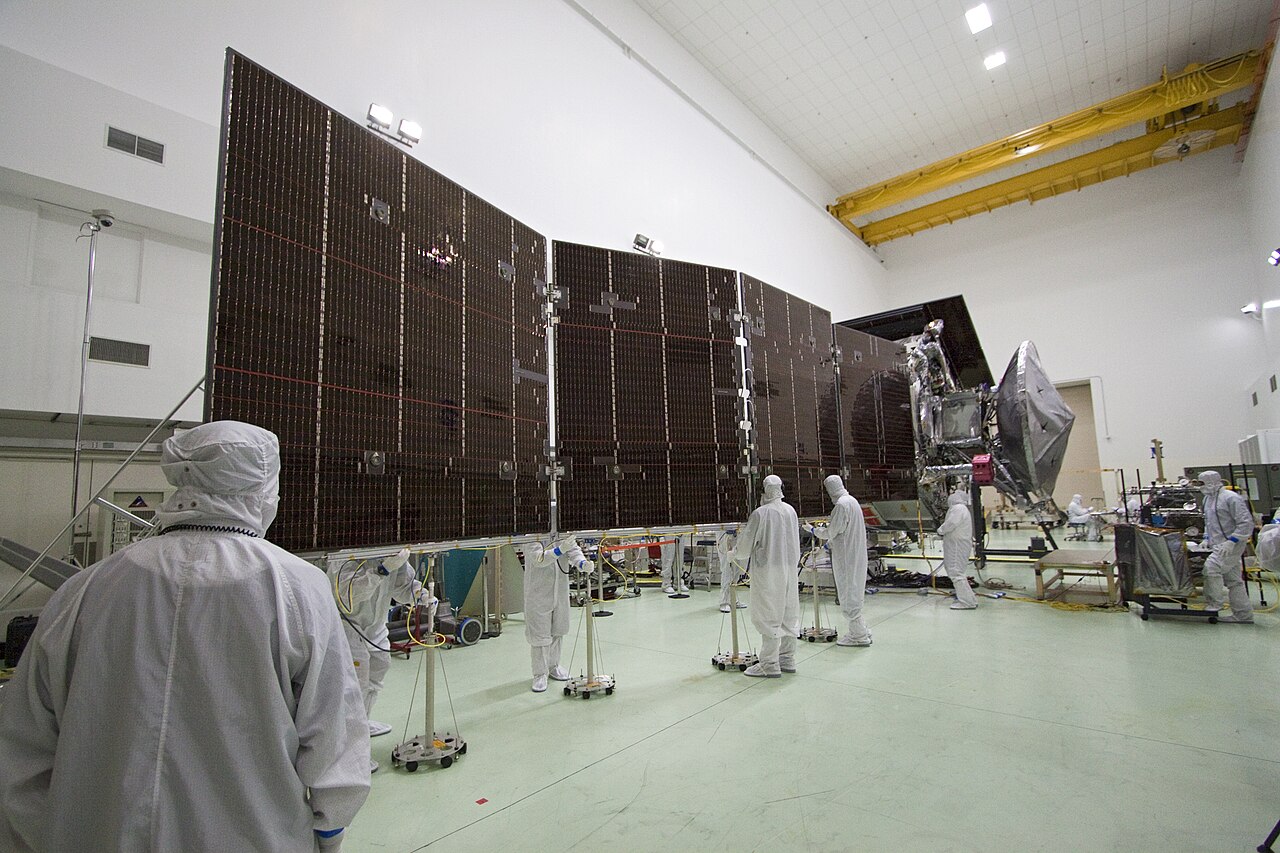 <p>A técnica usada foi a ocultação de rádio, em que sinais da sonda atravessam a atmosfera e revelam variações que permitem calcular a forma do planeta.</p>
