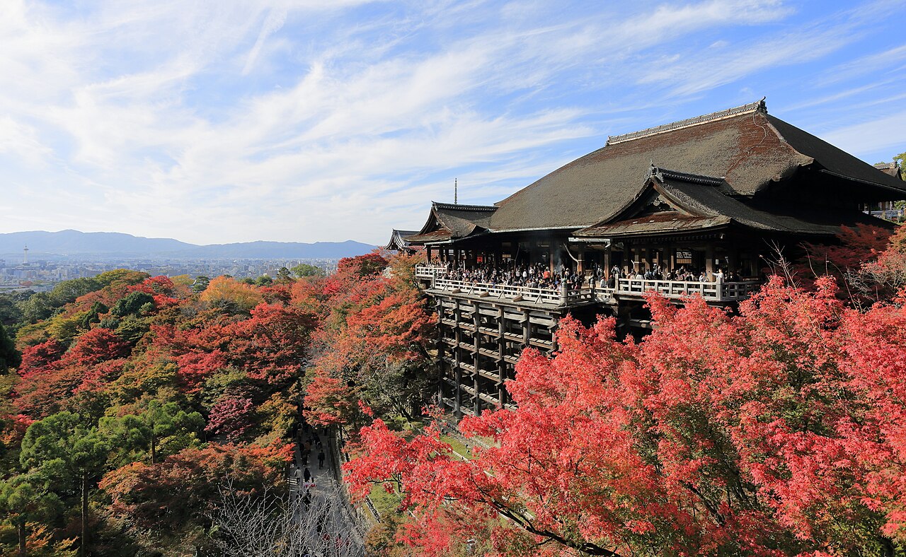 <p>Construído em madeira, o templo Kiyomizu-Dera impressiona por sua varanda suspensa, que oferece uma vista panorâmica da cidade. É especialmente visitado durante a primavera e o outono, quando a paisagem ao redor se transforma.</p>
