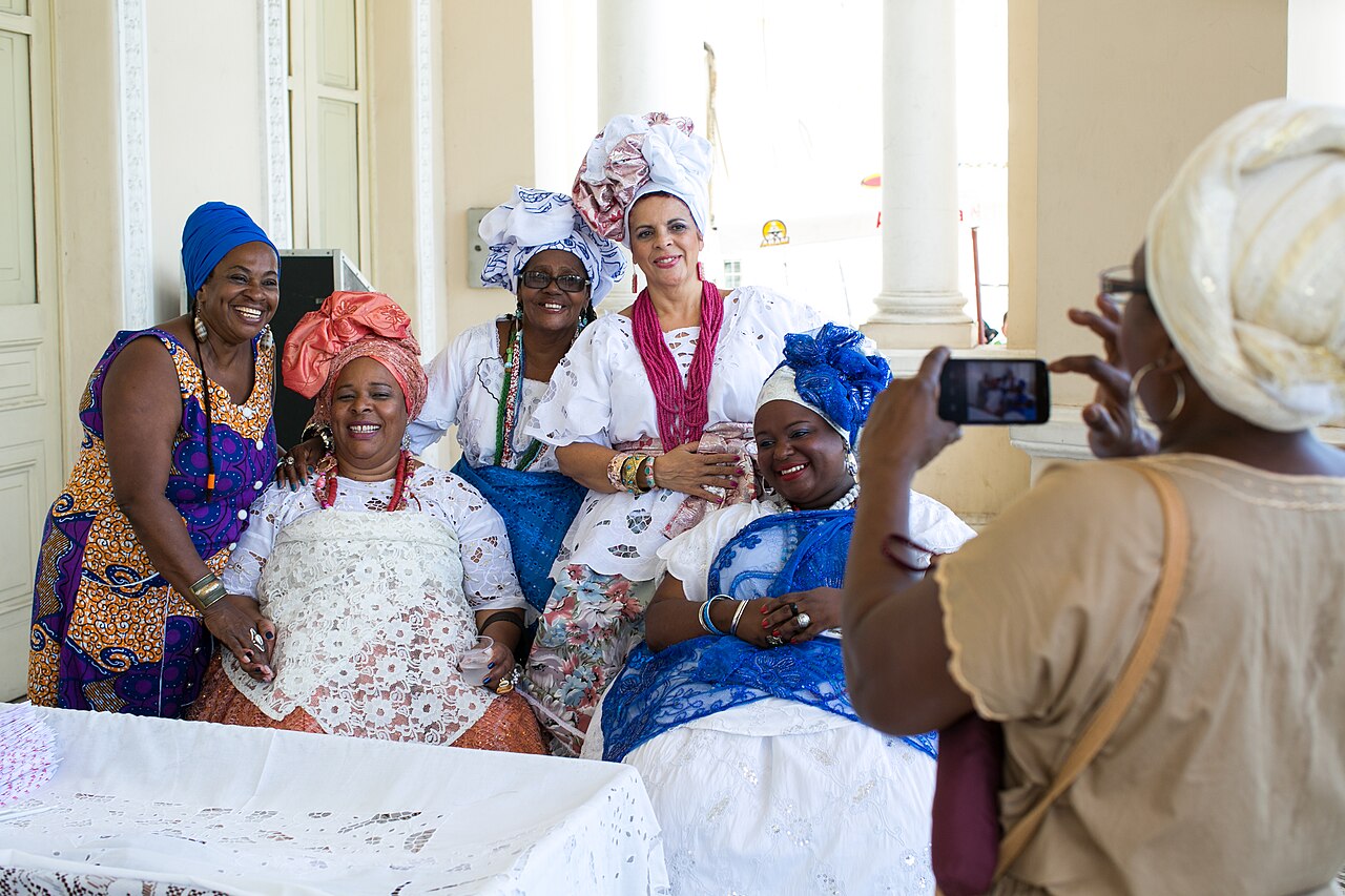 <p>O acarajé e suas baianas tornaram-se ícones da Bahia e do Brasil. Mais que comida, são expressão de fé, cultura e luta. Assim, cada tabuleiro é altar, cada venda é história, e cada baiana é guardiã da memória.</p>
<div></div>
