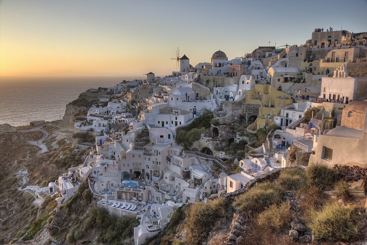 <p>A vila de Oia é conhecida mundialmente pelo pôr do sol mais romântico da vida. O espetáculo do sol mergulhando no mar atrai casais e viajantes, consolidando Santorini como destino de lua de mel.</p>
