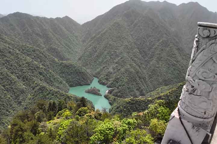 <p>Após chuvas, pode surgir o chamado “mar de nuvens”, que transforma o visual em um espetáculo de picos emergindo entre camadas brancas.</p>
