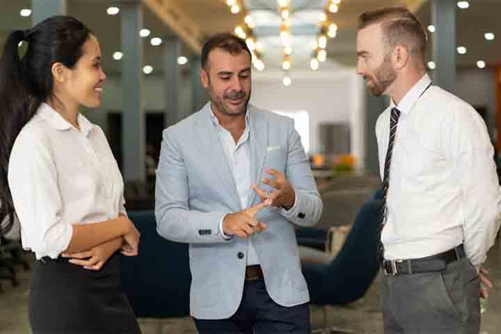 <p>Boa aparência e boa oratória podem contribuir tanto para atitudes éticas quanto manipulação. Desse modo, aparência deve ser avaliada em conjunto com provas de integridade, e não usada como atalho para julgar caráter.</p>
<p>&nbsp;</p>
