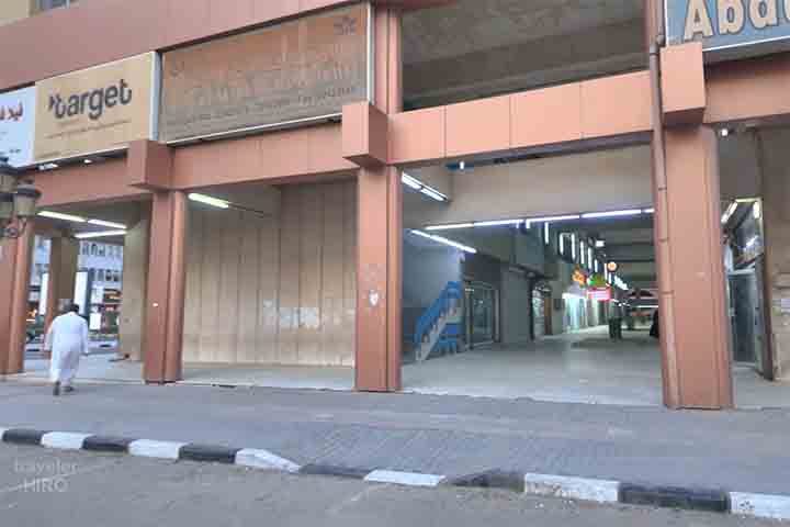 <p>Sem proteção adequada, a exposição ao calor pode causar desidratação, insolação e outras emergências médicas. Por isso, a climatização e os espaços de sombra são vistos como medidas de saúde pública.</p>
