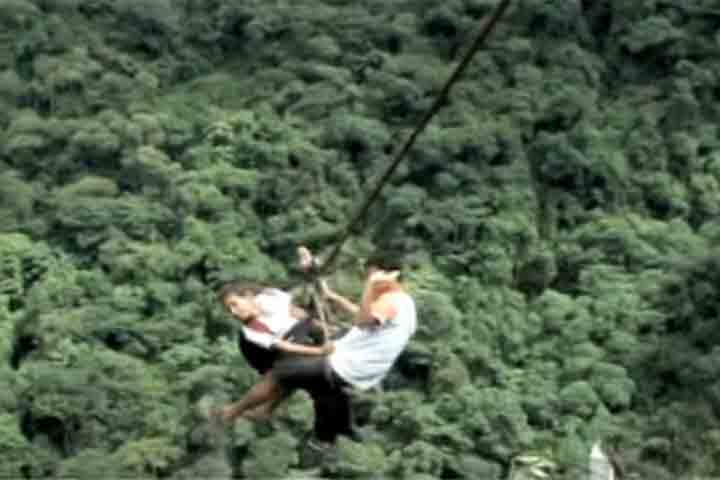 <p>Ao mesmo tempo, ONGs tentam reduzir riscos com equipamentos básicos de segurança e campanhas por transporte escolar.</p>
