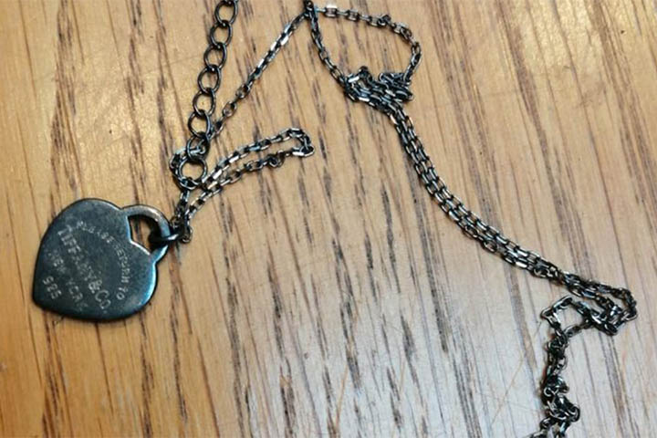 <p>A prata não enferruja, mas escurece devido à reação com compostos de enxofre presentes no ambiente. O resultado é o sulfeto de prata.</p>
