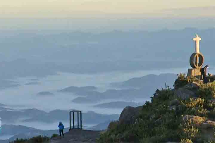 <p>O desenvolvimento da região foi acompanhado de perto por famílias tradicionais que viram as estradas de chão darem lugar ao asfalto e ao surgimento de pousadas e cafeterias modernas.</p>
