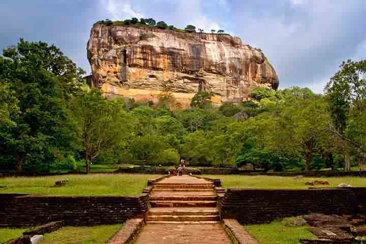<p>Apesar de o complexo ter abrigado jardins e lagos, ainda restam partes preservadas da fortaleza de Sigiriya.</p>
