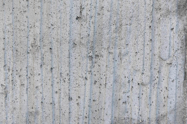 <p>O zinco também oxida, formando uma camada branca protetora. Esse efeito é explorado na galvanização para proteger o aço.</p>
