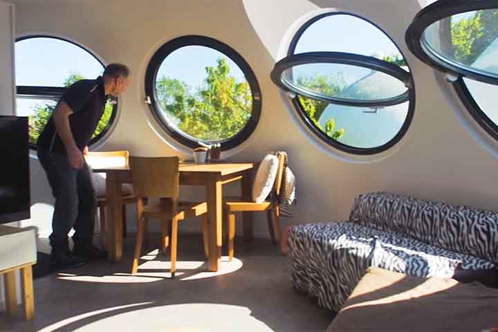 <p>A base abriga a entrada e áreas de serviço, enquanto o interior da esfera é dividido em níveis que maximizam a luz natural através de 11 janelas redondas.</p>
