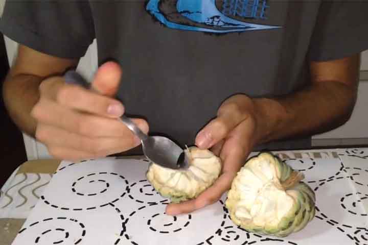 <p>Uma dica importante é evitar comer a casca e as sementes, que não são comestíveis.<br />
Escolha frutos macios e maduros para aproveitar melhor o sabor</p>
