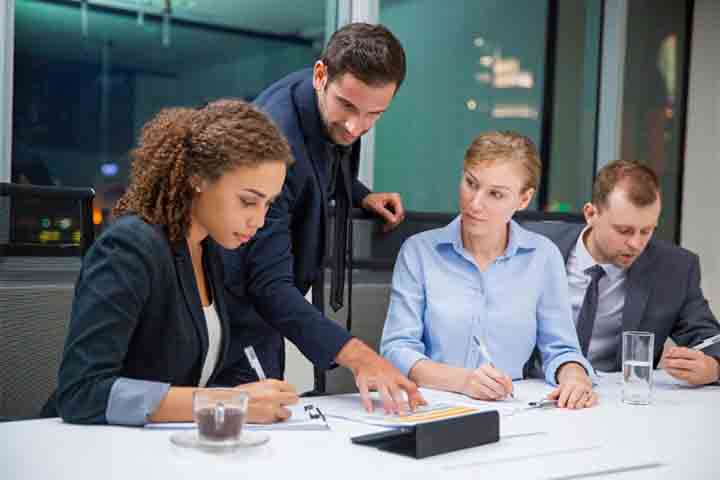 <p>Critérios úteis incluem consistência entre fala e prática, postura em crises e respeito a limites éticos. Em casos que configurem alguma dessas naturezas, a verdadeira virtude tem por hábito aparecer com maior clareza.</p>
