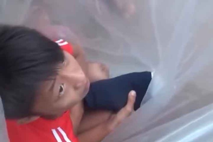 Em Huoi Ha pais colocam os filhos dentro de sacolas de nylon para cruzar o rio Nam Chim - Reprodução do Youtube canal @Quicknews.20