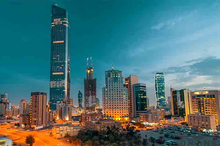 <p>Metrópoles como Kuwait City funcionam como laboratórios vivos diante do aquecimento global. O que hoje parece realidade distante pode se tornar comum em outras regiões, tornando referência mundial a experiência dessas populações.</p>
