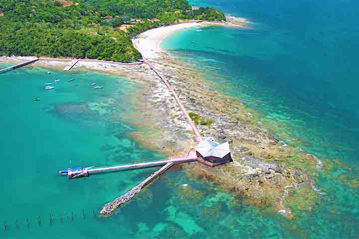 <p>Diferentemente de praias urbanas, nas praias de enclave o acesso é controlado e feito apenas por barcos.</p>
