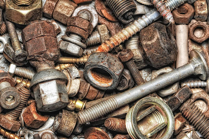 <p>Em resumo, ferrugem é um tipo específico de oxidação que atinge metais com ferro. Já a oxidação é um processo mais amplo, que pode ocorrer em vários metais, com efeitos e aparências diferentes.</p>
