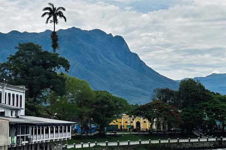 <p>No centro histórico, os restaurantes competem com versões do prato, às vezes acompanhadas de frutos-do-mar frescos do litoral próximo.</p>
