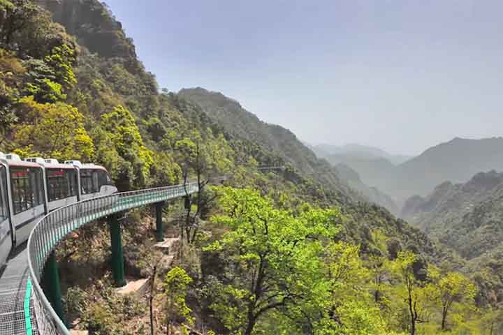 <p>As curvas próximas às encostas dão a sensação de “voar” ao lado da montanha.</p>
